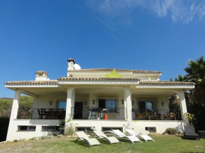 Spacious 5 bed Villa With Private Garden and Pool Close to Puerto Banusmarbella