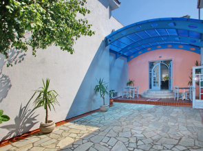 Dolphin Hotel