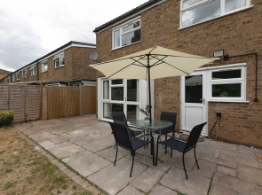Skyvillion - Lush 2 Bed Hydean Way House & Garden