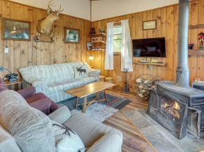 7 Mi to Main Street: Cabin w/ Deck in Stanley!