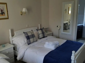 Central Bar Guesthouse
