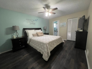 3 bedrooms house with private, heated pool 8 miles to Siesta Key Beach,