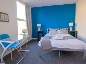 Spacious 5 Bed House, perfect for groups, great location