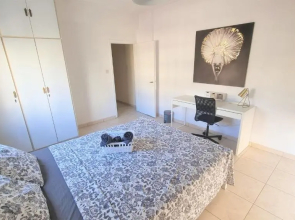 Comfy 2BR Apartment in the City Center, FREE PARKING and 3min walk to the beach!