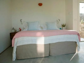 Kamaroti Suites Hotel