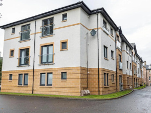 Hedgefield House - Serene Top Floor Flat