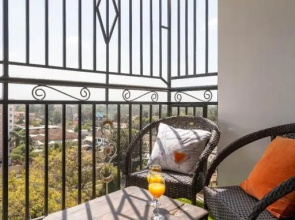 Relaxing, 3bdr with king bed & free parking