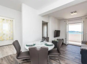 Apartment Right on the Janice Beach in Pakostane