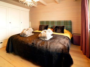 Luxurious Villa with Sauna, Hot Tub, Recreation Room, Large Enclosed Garden