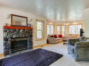 3 Mt Baker Peaceful Lodge Style Home with Private Hot Tub and BBQ on the Patio by RedAwning