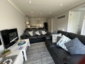 2 Bed Villa Sleeps 4 - Wifi, Garden, Sea Views