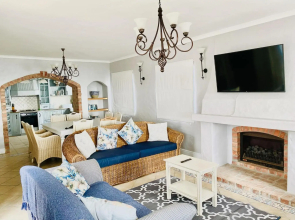 Casa Balena - Gansbaai seafront accommodation, back-up power
