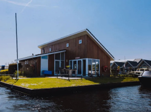 House by Uitgeestermeer With Garden