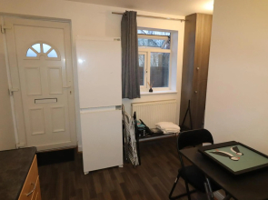 Large Studio Flat - Dartford Town Centre