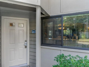 Completely Remodeled And Open 18c Richmond Park 2 Bedroom Villa