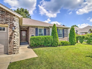 Pet-friendly Home w/ Yard: 9 Mi to Table Rock Lake