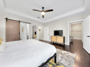 New Luxury Family Friendly Home Centrally Located