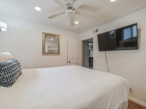 Vibrant In Vegas - 4 Bd With Shimmering Pool! 4 Bedroom Home by RedAwning