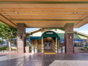 Best Western Plus Forest Park Inn