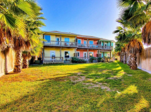 Saltwater Hippie 3 Bedroom Condo by Redawning