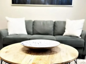 The Terrace at Park Place 2nd Floor Walk up -cozy 2 Bedroom Fast Wifi Free Coffee