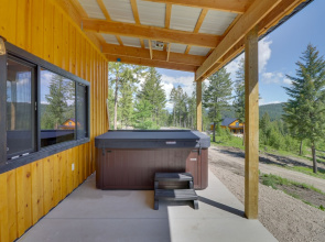 Lakeside Cabin w/ Hot Tub: 3 Mi to Flathead Lake!