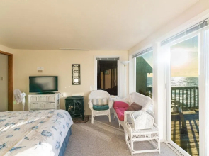 Whale Pointe 2 Br cottage by RedAwning