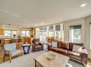 Modern Retreat w/ Hot Tub - Steps to Lake Chelan!