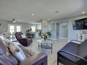 Las Vegas Retreat w/ Yard < 5 Mi to Strip!