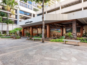 Sea Views At The Waikiki Banyan - Free Parking!