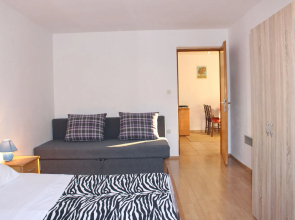 Apartment Remi - 300 m from sea: A3 Nin, Zadar riviera