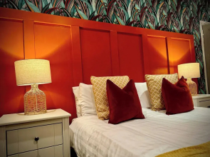 Sleeps10-parking-garden-hottub-petfriendly