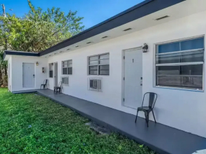 Beachside 1BR Nook Near Airport Free Parking