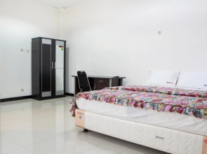 Saloka Guest House by ZUZU