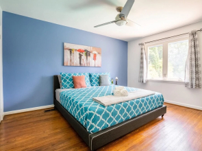 4BR Family Home - w Private Pool and Games Room