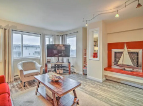 Walk to Downtown & Coast Trail: Condo in Anchorage