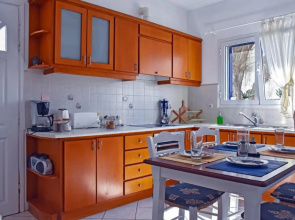 Small traditiional home near the shops and restaurants in Korissia, Kea