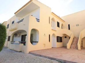 LovelyStay - Cozy 1BR Flat in Alvor with AC and Balcony