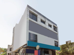 Vaccinated Staff- OYO 30442 Zodiac Inn