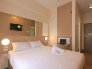 Red Planet Makati Amorsolo