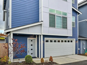 Modern Monroe Home - Private Yard & Mtn Views