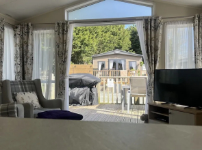 Dog Friendly Lodge With hot Tub, Quiet Location