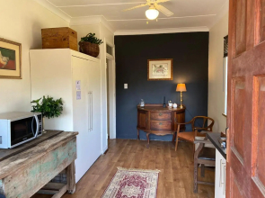 Lovely, spacious 1 bedroom rental and free parking