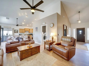 12 Mi to Flagstaff: Pet-friendly Home w/ Sunroom!