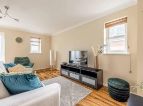 2 BED 2 BATH with PARKING NEAR PINEWOOD/WEXHAM HOSPITAL