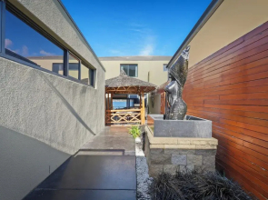 Waterfront Home - Gorgeous Views - 2 Bed