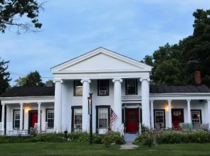 Glass Magnolia Bed And Breakfast