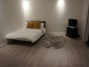 Newly Built Studio Guest House, 25 mins to London, close to Bluewater