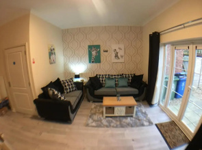 Very LARGE 4 Bed House, 3 Bathrooms, 5 Smart TV's & VAN PARKING