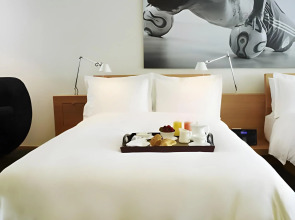 Le Germain Hotel Maple Leaf Square